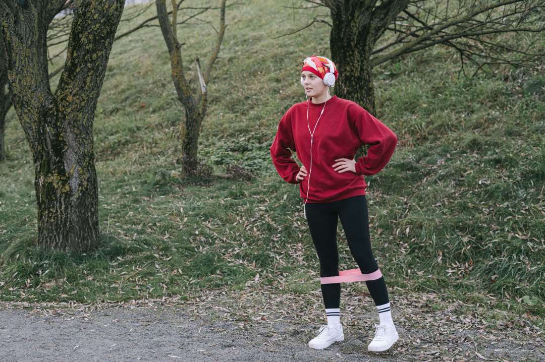 žena cvičí venku v zimě